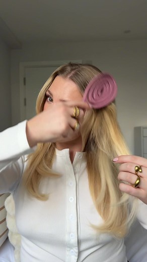 73K views · 185 reactions | Släta ut. Lyft. Skapa volym. Få den perfekta luftiga fön-stylingen med BaByliss Volume Boost ✨ Oavsett om du vill fräscha upp håret dag två eller skapa en glamorös look med fyllighet och glans – gör det enkelt och effektivt. Det avancerade joniska systemet tillsammans med antistatiska borststrån motverkar friss och flygiga hårstrån, och lämnar håret silkeslent, slätt och glansfullt. #VolumeBoost #GetReadyWithBaByliss | BaByliss | Facebook