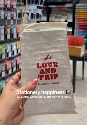 ✨ Little unexpected stationery happiness บางทีความสุขของคนรักเครื่องเขียน ก็อาจจะเป็นแค่การได้เจอสมุดเล่มที่ใช่ ในวันที่เราไม่ได้ตั้งใจจะซื้ออะไรเลยก็ได้ค่ะ 📓✨ . I randomly walked into a stationery shop today and somehow walked out with my first Traveller’s Notebook Love & Trip edition 📓✈️ I didn’t plan to buy anything… but the moment I saw the size, the paper, and the charm I instantly fell in love. The sweetest part? The shop lady set everything up for me so quickly so I could start using it