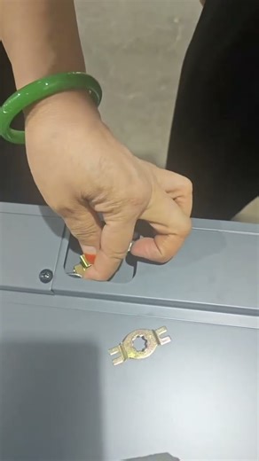 The method to change the 3 point locking system for broom cabinet