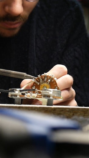 Atelier Dalbergia on Instagram: "Le câblage! Quelle discipline agréable lorsque l'on sait ce que l'on fait. Chez Dalbergia nous précâblons nos sets de potentiomètre et de sélecteur pour gagner un maximum de temps lors de vos réparations! Une électronique dysfonctionnelle = un passage à l'atelier, un remplacement du câblage initial et en 10 à 20min c'est fait! Alors si tu as un souci de son sur ta guitare électrique, n'attends pas! #lutherie #électronique #soudure #informaticien #informatique #câ