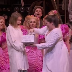 #OPERA Tout le monde connaît le conte "Cendrillon" 👠🎃. Mais connaissez-vous la Cendrillon de Jules Massenet ? Retrouvez votre âme d'enfant à l'Opéra Bastille du 25 octobre au 16 novembre. Un opéra mis en scène par Mariame Clément et sous la direction musicale de Keri-Lynn Wilson avec Jeanine De Bique dans le rôle-titre. 🎶: bit.ly/3pYeZkb | Opéra national de Paris