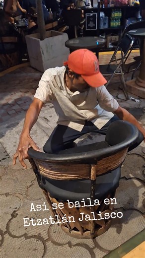 El compa Gera aventandose los meros prohibidos en las Fiestas de octubre etzatlan 2025. 👣👣🎶🎵🎷 #fiestasdeoctubreetzatlan2025 #Etzatlan #FietasPatronales #jaliscoynayarit #reelsviralシ #seguidores #destacar | Chema Alcala Locutor