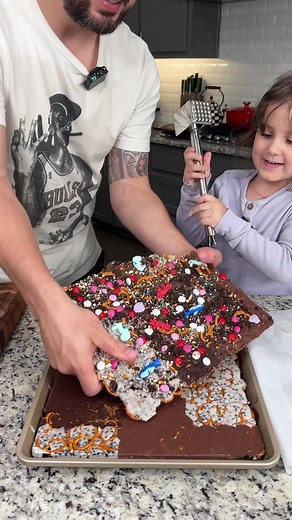 Chocolate covered pretzel bark 🥨 #easyrecipe #dessert #homecooking | Chocolate Covered Pretzel