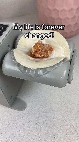 Do you like cooking but you’re not very good at it? Here is this dumpling maker! With just the touch of a button, you’ll make perfect dumplings!! Just like a chef! 👨‍🍳✨🥟 #dumplings #foodtiktok #easycooking