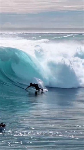 smoothest Surfing on a fine sunny day 🌞🌊 #seasurfing #dangerouswaves #waves