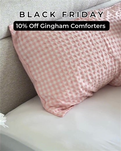 Give a gift they’ll use every single night. The Gingham Comforter isn’t just beautiful — it’s designed for feel-good sleep and year-round style. ✨ Why they’ll love it: – Soft-touch fabric that feels gentle on skin – Light-to-mid weight: perfect for all seasons – Reversible design for two fresh looks in one – Classic gingham weave that adds charm to any space Perfect for mums, daughters, friends, or your own bedroom refresh. Whether it's for a first apartment or a thoughtful guest room upgrade — 