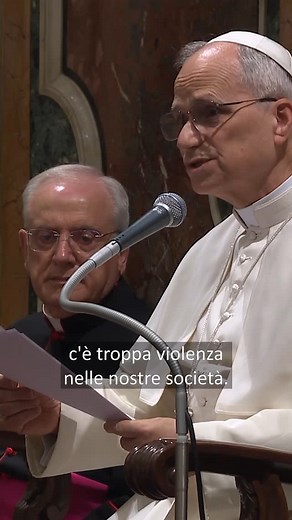 Vatican News in italiano on Instagram: "Volere la pace implica la creazione di istituzioni di pace. È il messaggio centrale del discorso pronunciato da Leone XIV all’udienza di stamane a movimenti e associazioni che hanno dato vita all’“Arena di pace”, una realtà dinamica in cui convergono gruppi plurali, pacifisti, popolari. L’udienza è un rilancio di quella iniziativa del 18 maggio 2024 di cui la diocesi di Verona insieme ai Comboniani si è fatta interprete confermando la sua tradizione di luo