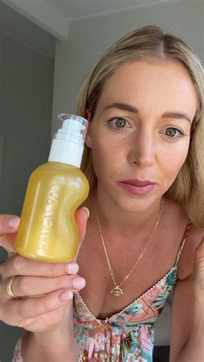 HOLLY NICHOLSON on Instagram: "Let's try the brand spanking new Shimmer Oil from my all time favourite @bangn.body ✨ I've never liked any products with shimmer because frankly by EOD everything I've touched looks like it's been hit with pixie dust. This has ZERO transfer, it's super fast absorbing, smells like SUMMER and is SO good for the skin. BIG FAN (in case you can't tell by my extensive use of caps lock) I've been using the lotion for 4 years (the best pre, during & post pregnancy product 