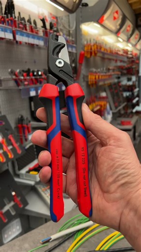 KNIPEX on Instagram: "Tired of struggling to cut thick cables? Then the KNIPEX StepCut® XL 95 12 225 could be the solution. The cable cutter with its distinctive step cut achieves enormous cutting performance – with minimal effort. Thanks to the power joint, long handles, and optimized cutting edges, you can cut even large cross-sections effortlessly. Here are a few facts and figures: ✅ Two cutting ranges for precise work on different cable diameters ✅ Enormous capacity – cuts solid cables up to