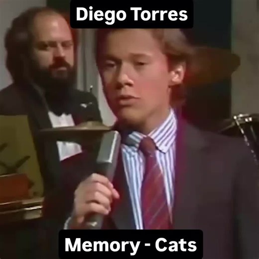 Diego Torres a los 17 años cantando Memory del musical Cats en un televisión junto a Lolita Torres