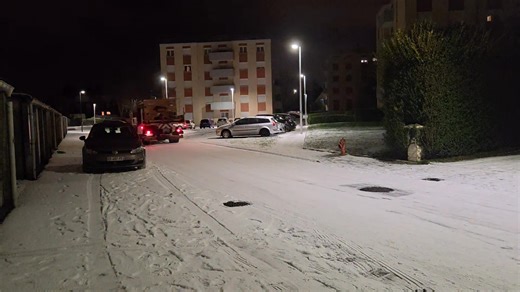 Les opérations de salage des voiries municipales continuent cette nuit. Face aux conditions hivernales, les agents des services techniques municipaux sont pleinement mobilisés pour la sécurisation des déplacements de tous. Pour rappel : le département du Pas-de-Calais est en vigilance jaune "Neige-Verglas" jusqu'à demain 12h et la journée de mardi est classée "Grand froid". En conséquence, nous vous invitons à adapter votre conduite, à limiter vos déplacements si cela est possible et à rester pr