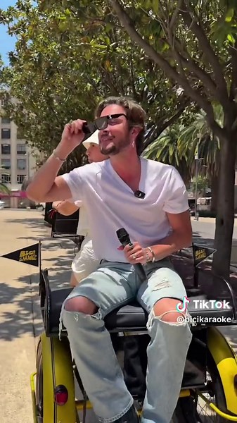 @Manuel Carrasco - 🌹 Qué Bonito Es Querer #BiciKaraoke #Letra #2018 #PopEspañol #Amor #Amistad