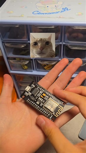 Ro | Electrónica, Robótica 𖦔 STEAM on Instagram: "Para un ramo random tenía que hacer un proyecto con leds, pero aproveché de profundizar un poco más en el esp8266. Quedó un mini sistema domótico con control de luces y un servomotor, todo manejado desde el celular a través de WiFi :) #iot #esp8266 #electronica #automatizacion #robotica #ingenieria"