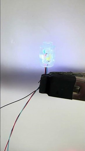 6 white LEDs. Rotating beacon in Lego 1x1 stud. #lego #charlieplex #beacon #lighthouse #arduino