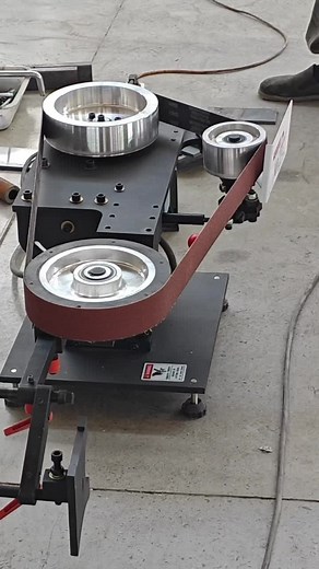 Đứng lên với kim loại đánh bóng