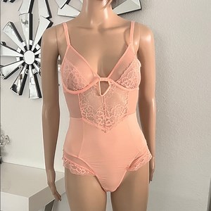 Honeydew Intimates Peach Lace Bodysuit SIZE M