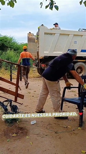 🚛🚨 Operativo de descacharrado en Manantiales. 🦟🚫 El Municipio de Los Altos, junto al Concejo Deliberante y el Área Programática N°6, llevó adelante un nuevo trabajo preventivo para combatir el dengue en nuestra jurisdicción. 🤝 Con la participación de Servicios Públicos, Defensa Civil y la Delegación Comunal, seguimos cuidando la salud de nuestros vecinos. #LosAltosMunicipio #LosAltosTeCuida #TodosContraElDengue | Los Altos municipio