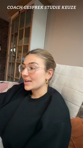 Senna Bellod on Instagram: "Coach gesprek over m’n studie keuze 🫠 Ik ben naar een open dag geweest en dat heeft mij het antwoord gegeven, dat ik sowieso nog iets wil gaan doen hierna. Het gesprek dat ik met Joyce heb gevoerd, bevestigde dat gevoel alleen maar meer. Welke opleiding het precies gaat worden, weet ik nog niet… maar dit was in ieder geval een stap in de juiste richting. Dus als je zelf ook geen idee hebt wat je in godsnaam moet gaan doen, is een coach gesprek ook nog een goede tip!!