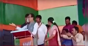 CM के पीछे खड़ी महिला MLA उम्मीदवार के बाल से मंत्री ने खींचा अपना चश्मा; मच गया बवाल !