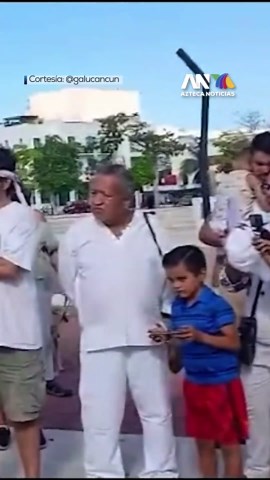 Justicia que ignora al pueblo no es justicia ⚖️🪶 Canoeros y el Gran Consejo Maya protestaron en Playa del Carmen contra la suspensión de la Travesía Sagrada 2026. Denuncian que la Suprema Corte de Justicia de la Nación y el Gobierno Federal imponen intereses ideológicos por encima de la voluntad de las comunidades, quienes sí respaldan el evento. Al frenar esta tradición, no solo se atenta contra la identidad indígena, sino que se golpea el turismo y el sustento de miles en Quintana Roo. #Aztec