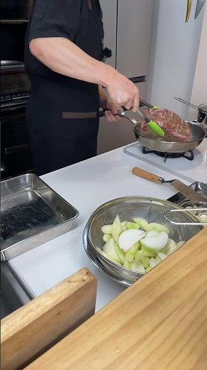 【おじ飯】コストコに売っている巨大豚肩ロース（3.2kg）を切り出してローストポークを作るおじさん【ハイライト】
