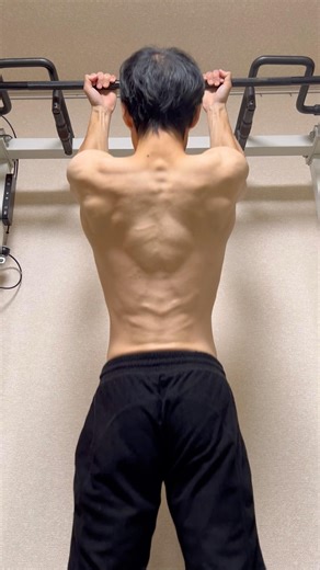 リバースチンニング（逆手懸垂）で確認する背中の筋肉群