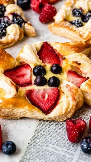 Camila Hurst on Instagram: "Pinwheel pastries with cream cheese filling  The full recipe and instructions on my website. You can make them any size you like with pretty much any berries or fruits 𢡄 縷 #pastry #pastrychef #puffpastry #puffpastryrecipes"