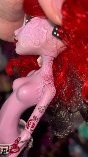 Monster High dolls with super cool sculptural details in my collection! Operetta, Vandala Doubloons, Lorna McNessie, Skelita Calaveras, Isi Dawndancer, Spectra Vondergeist, Rochelle Goyle & River Styxx