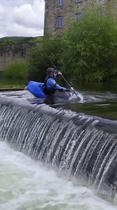Kayak flip on a weir almost ends in a swim