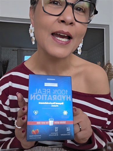 💧 100% Real Hydration de Prozis est une boisson d’hydratation en poudre conçue pour **aider le corps à se réhydrater rapidement** et soutenir les performances sportives. Sa formule contient des **électrolytes et des vitamines** qui permettent de compenser les minéraux perdus pendant l’effort, de **réduire la fatigue** et d’améliorer la récupération. Facile à utiliser grâce à son **format stick**, il suffit de le mélanger avec de l’eau pour obtenir une boisson pratique à consommer **avant, penda