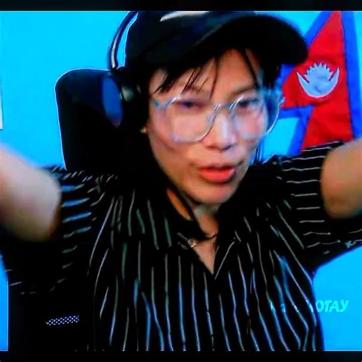 CUTE STREAME DANCE IN LIVE BUT WHY ??