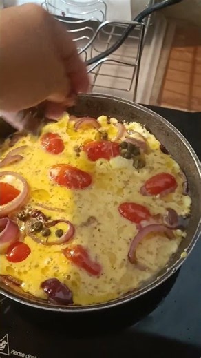 #frittata con #cipolle di #tropea #pomodori datterini #capperi e #origano