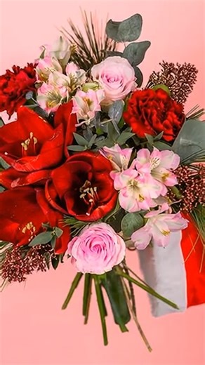 Euroflorist Polska on Instagram: "Jeśli chodzi o świąteczne ozdoby w bukietach, jesteście team naturalne szyszki czy team błyszczące bombki? 🎄✨ Dajcie znać poniżej 👇 #euroflorist #kurierkwiatowy #kwiaciarnia"