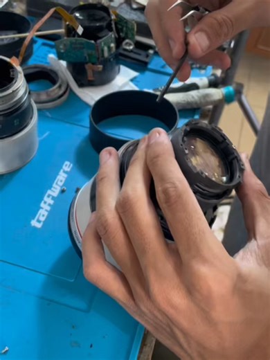 Kamera kamu mulai aneh?? Jangan diabaikan!! Jangan tunggu rusak parah baru panik, Service rutin bisa bikin umur gear lebih panjang dan performanya tetap maksimal🤩 Di capture clinic, Kami terima service kamera & lensa semua merk, Langsung ditangani teknisi berpengalaman dan terpercaya🔧📸 #servicekamera #servicelensa #servicekamerasumedang