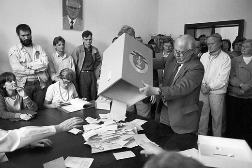 Wahlbetrug 1989 – als die DDR-Regierung ihre Glaubwürdigkeit verlor | Hintergrund aktuell | bpb.de