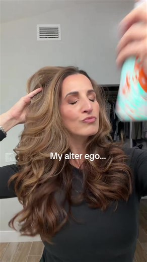 My alter ego with a great roller blowout!💃@amika -Miami nectar perk up dry shampoo #bighair #velcrorollers #blowout #volumehair #amika