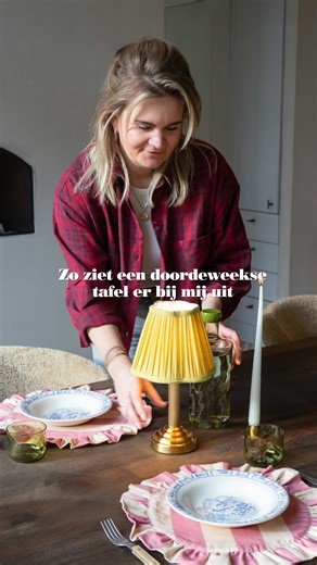 Ook wij eten niet elke avond aan een helemaal gedekte tafel natuurlijk, op deze manier heb je heel snel toch een gezellige tafel! ✨🧡 #routine #daily #styling #diner #tablestyling