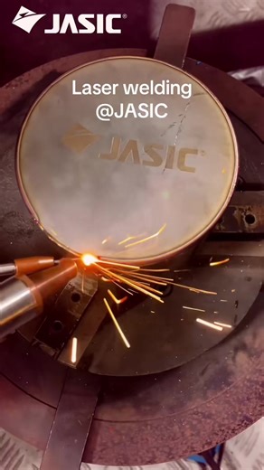 It is so easy to draw arc lines. #LaserWeldingTech #laserwelding #laserweldingmachine #JASIC #handheldlaserweldingmachine