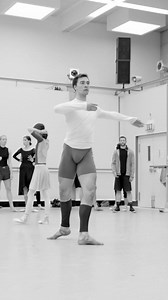 Einblicke ins Studio: Halbsolist Gareth Haw nach der Class. | Dresden Semperoper Ballett