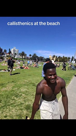 Cool guy doing callisthenics at the beach tag him if you know his instagram #australia #beach #calisthenics | Hayle Ki