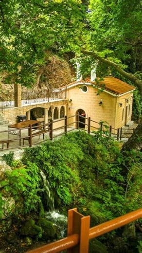 Eleanna Kiouki | Outdoor & Sustainable Travel 🌱 on Instagram: "✝️ ΑΓ. ΚΥΡΙΑΚΗ: ΤΟ ΞΩΚΚΛΗΣΙ ΤΟΥ «ΒΡΑΧΟΥ» ΣΤΑ ΚΑΜΠΙΑ ΕΥΒΟΙΑΣ! #eviaisland #ελλάδα"