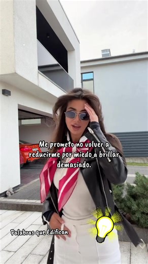 ¿Alguna vez has sentido que eres demasiado? Demasiado soñadora, demasiado positiva, demasiado libre... demasiado tú? ¿Te has dado cuenta de las veces que inconscientemente nos encogemos para no incomodar a otros? Como si brillar en este mundo fuera malo. ¿Cuántas veces reducimos nuestros deseos, nuestros sueños, nuestras aspiraciones porque otros creen que es demasiado? Amigaaaaaaaa... No rebajes tu luz ni siquiera contigo misma en el espejo. ¡Permítete brillar sin culpa! Nadie conoce tu propio 