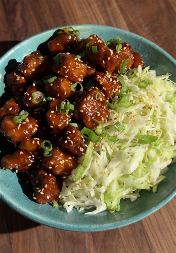 no chickens were harmed in the making of this video🐥🙏🏼🐓 70g protein korean popcorn tofu - crispy, sticky, and made in under 25 minutes for the perfect healthy weeknight dinner! recipe link in bio 💌 . . . #popcornchicken #tofu #airfryerrecipes #korean #weeknightdinner