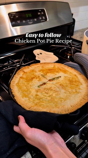 Vanessa on Instagram: "It’s officially fall which means all the comfort meals! Let’s start off with Chicken Pot Pie 🥧😋 #chickenpotpierecipe#comfortmeals#dinnerinspo#easytofollow#easyrecipes"