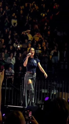 Katy Perry Performs Roar Live at FireAid Concert 🦁