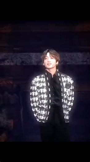 V✌️ on Instagram: "“𝘼𝙍𝙈𝙔… 𝙡𝙤𝙤𝙠 𝙖𝙩 𝙝𝙚𝙧 — 𝙝𝙤𝙬 𝙡𝙪𝙘𝙠𝙮 𝙞𝙨 𝙩𝙝𝙞𝙨 𝙗𝙖𝙗𝙮 𝙜𝙞𝙧𝙡 𝙩𝙤 𝙢𝙚𝙚𝙩 𝙅𝙪𝙣𝙜𝙠𝙤𝙤𝙠 🐰💜✨” . . 🇯🇵日本正在研发由人工智能控制的“智慧交通路口”，能够在事故发生之前提前预测风险。它使用360°传感器、激光雷达和深度学习摄像头，实时监测每一辆车、每一位骑行者和行人。与普通红绿灯不同，这些路口并不是按固定计时切换信号，而是分析车辆速度、距离、转弯角度以及盲区运动，在毫秒级别内判断潜在危险。如果有车辆即将闯红灯，或行人踏入高风险区域，系统会立刻调整信号灯时长，启动道路内警示灯，或向联网车辆发送提醒。 日本已经在东京和神奈川的部分区域安装了这些系统，早期测试显示，几乎擦撞事故的数量显著下降。这是一种不再只是反应，而是提前预判的交通管理方式。没有喇叭声，没有急刹，没有突然碰撞——只有无形的AI守护者在同时看护所有方向。 在城市交通愈发混乱的时代，日本正悄然打造会思考、会预测、会保护的智能路口——让道路