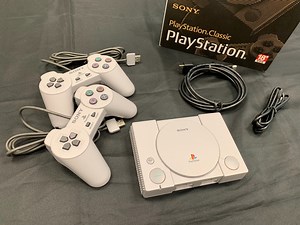 34K views · 1.1K reactions | 主機就跟你的手機差不多大，內建 20 款超經典遊戲，只能說真的太神啦！！　（#Jerry） #文內有更多詳細資訊及販售消息 #PlayStationClassic #迷你初代主機 #遊戲 #話題 / 傳送門→www.juksy.com/archives/85423 | JUKSY 街星 | Facebook