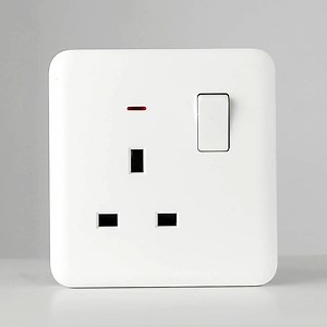 [Hot Item] New Design Saudi Arabia Iraq High Quality Switched Socket 13A BS UK British Standard Plastic Electrical Wall Sockets
