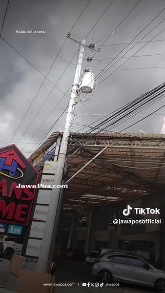 Kebakaran melanda supermarket bahan bangunan dan elektronik Trans Home di Jalan Yogyakarta–Solo Km 11, Kalurahan Kalitirto, Kapanewon Berbah, Sleman, DI Yogyakarta, Kamis (1/10/2026). Api yang pertama kali terlihat sekitar pukul 12.00 WIB itu dengan cepat membesar. Petugas gabungan dikerahkan untuk memadamkan api sekaligus mengevakuasi korban. Dua karyawati, S (42) dan WND (20), ditemukan meninggal dunia setelah diduga terjebak di dalam bangunan. Kebakaran juga sempat membuat arus lalu lintas Ja