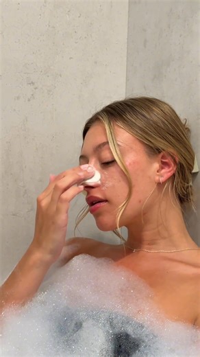 Bioré’s Foaming Nose Mask is your seasonal skincare switch-up: 🍊Glycolic acid fruit enzymes = gentle exfoliation 🫧Bubbly foam lifts away pore gunk 🧼Green scrubbers for a satisfying finish Available now in Superdrug 🩷 https://buff.ly/uv1NDhD | Superdrug